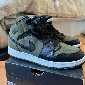 Jordan mid olive canvas